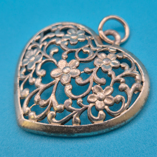Romantischer Vintage Herz-Anhänger mit floralem Filigran-Design