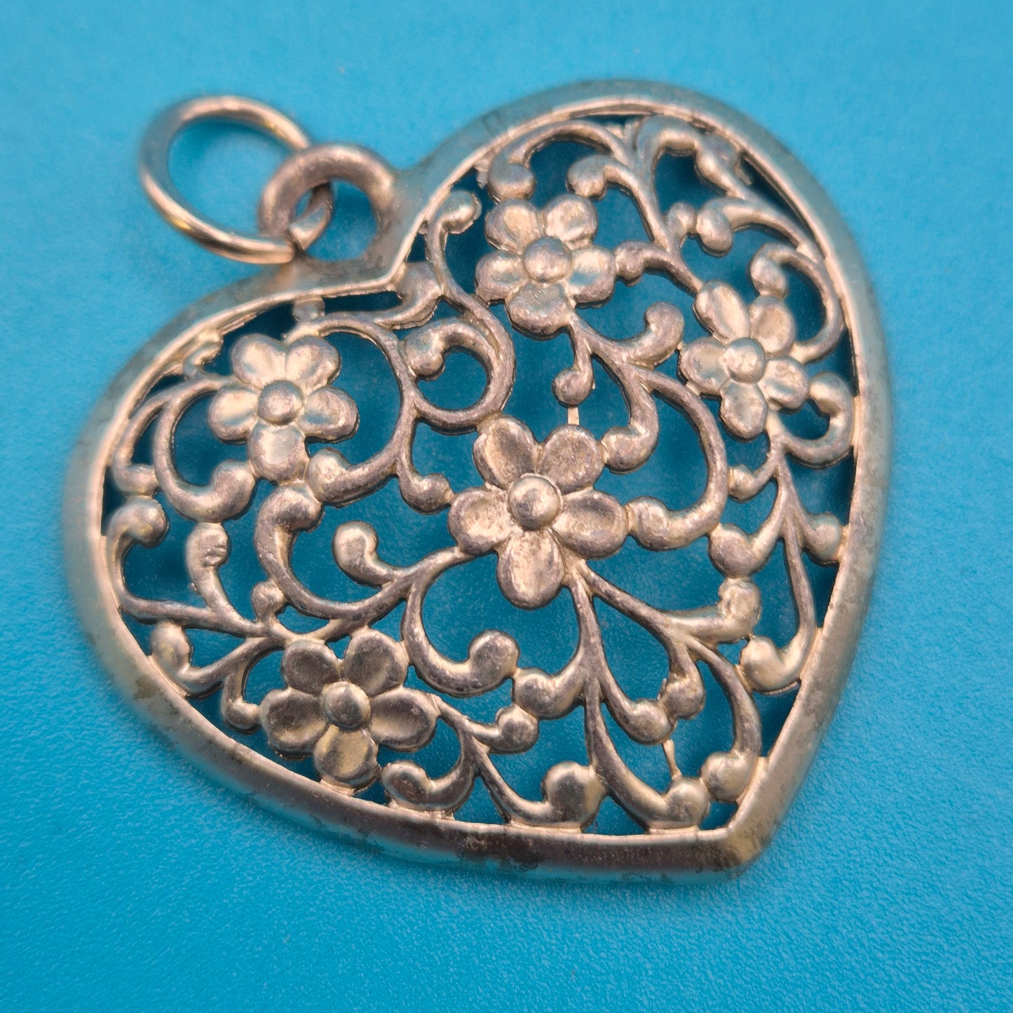 Romantischer Vintage Herz-Anhänger mit floralem Filigran-Design