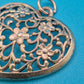 Romantischer Vintage Herz-Anhänger mit floralem Filigran-Design
