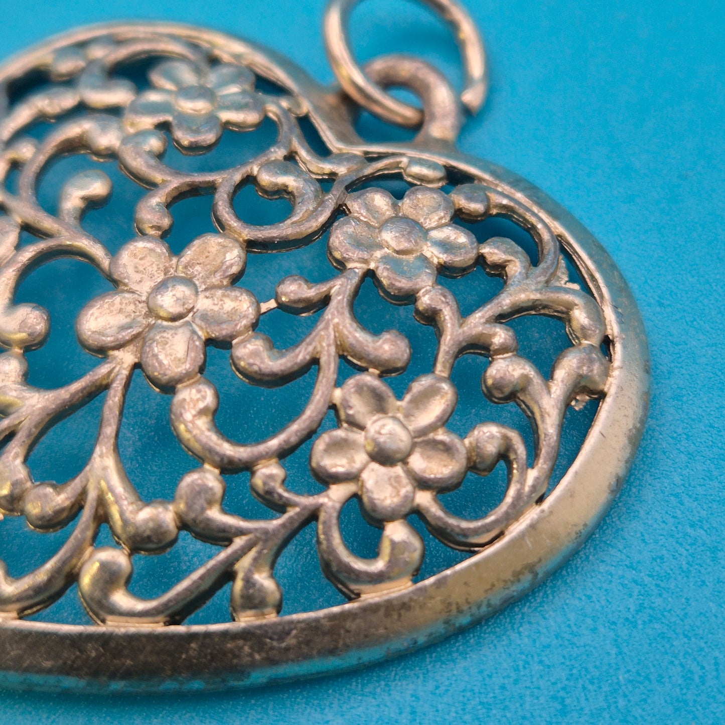 Romantischer Vintage Herz-Anhänger mit floralem Filigran-Design