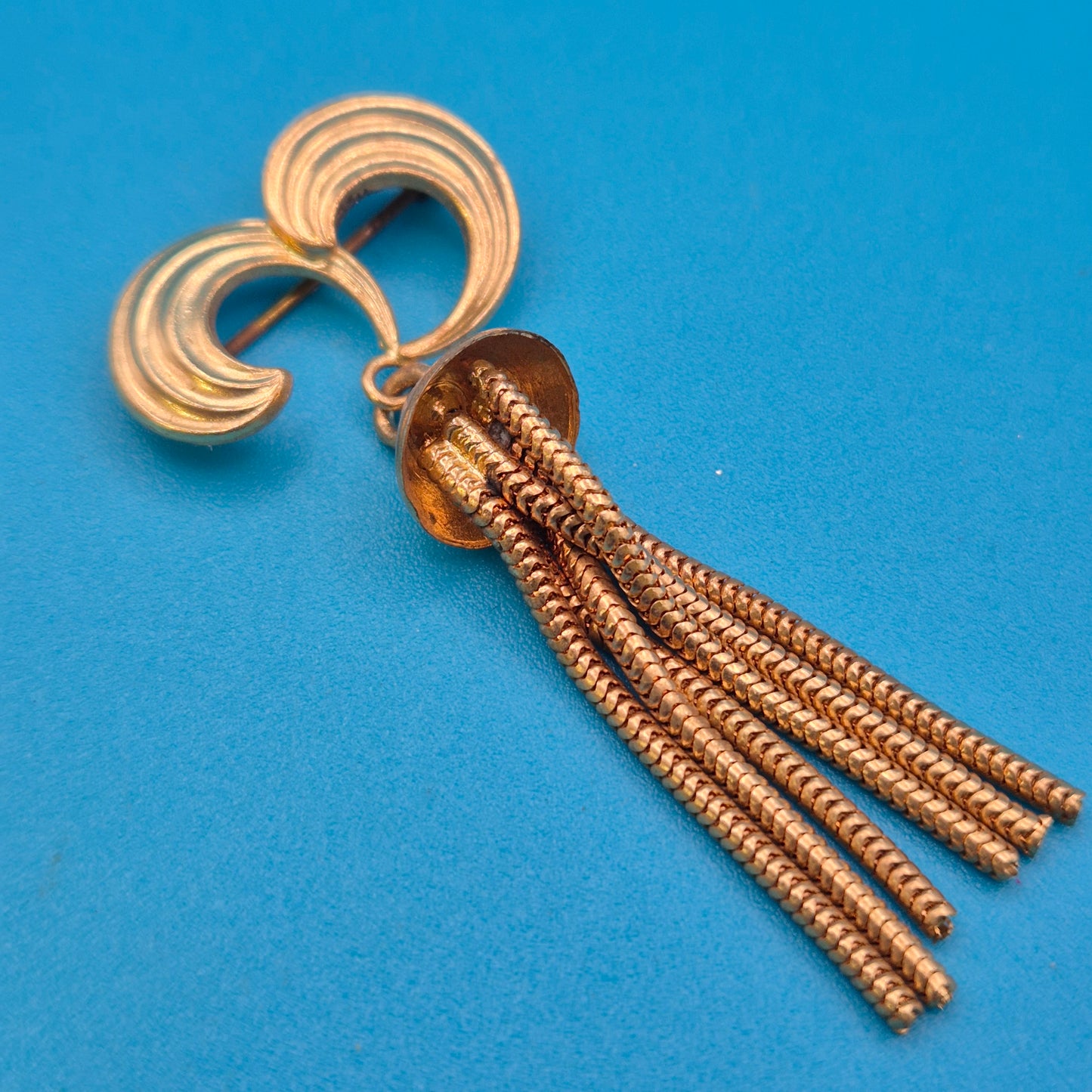 Vintage Goldfarbene Brosche mit Schlangenkettchen-Quaste