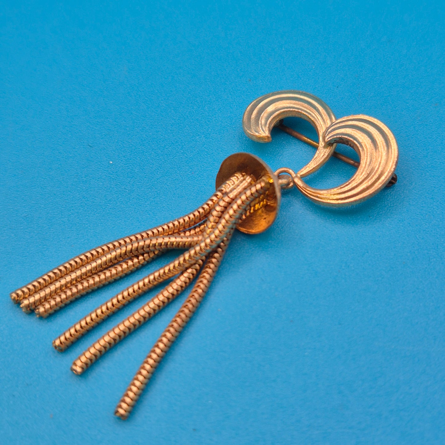 Vintage Goldfarbene Brosche mit Schlangenkettchen-Quaste