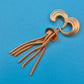 Vintage Goldfarbene Brosche mit Schlangenkettchen-Quaste