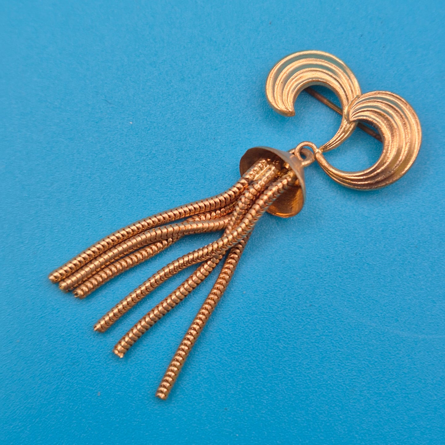 Vintage Goldfarbene Brosche mit Schlangenkettchen-Quaste
