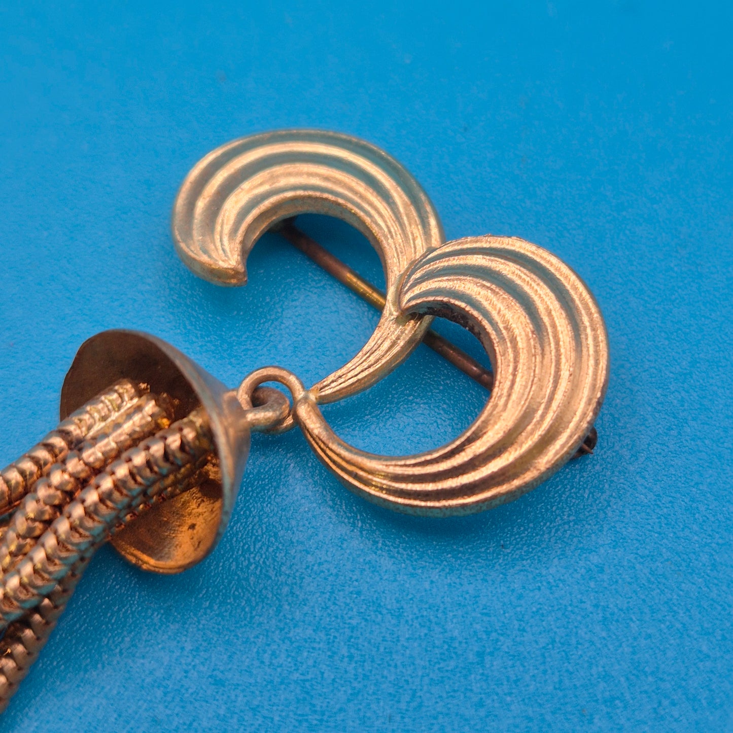 Vintage Goldfarbene Brosche mit Schlangenkettchen-Quaste