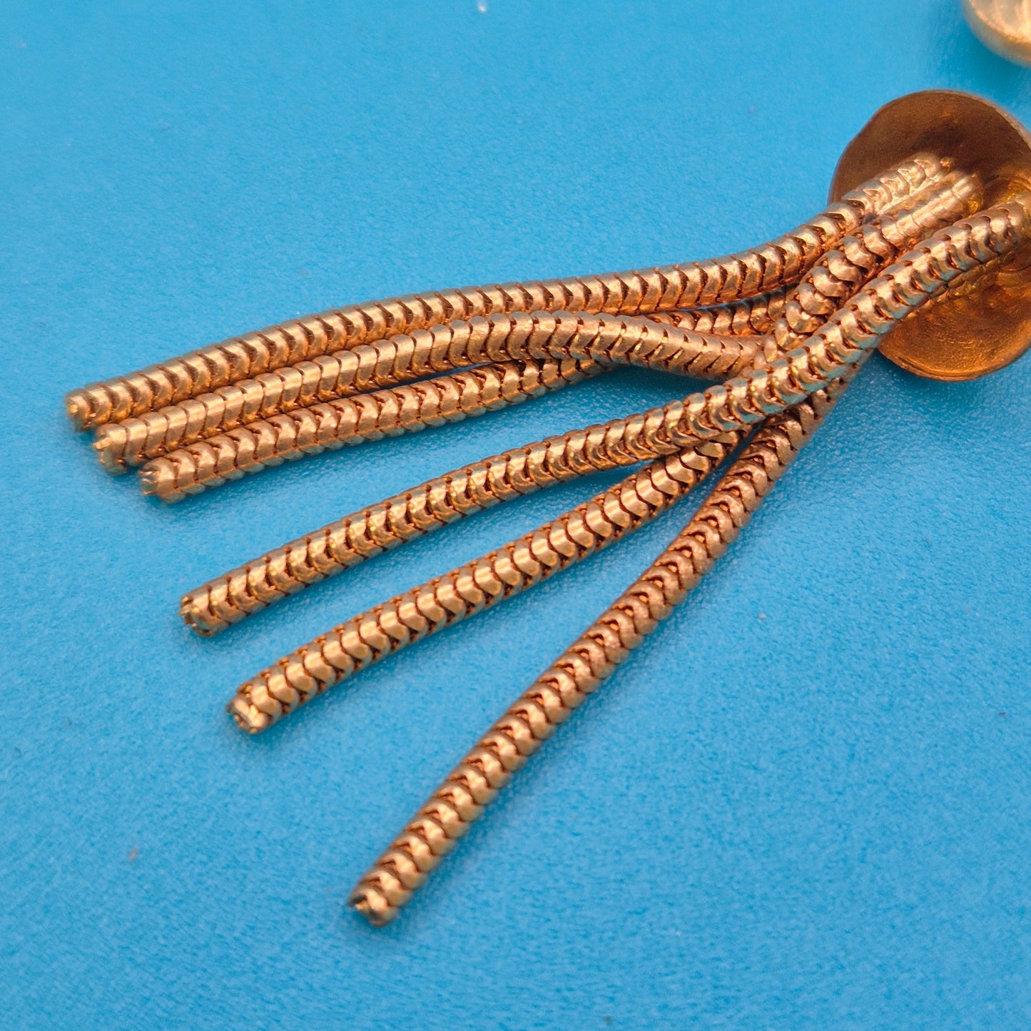 Vintage Goldfarbene Brosche mit Schlangenkettchen-Quaste