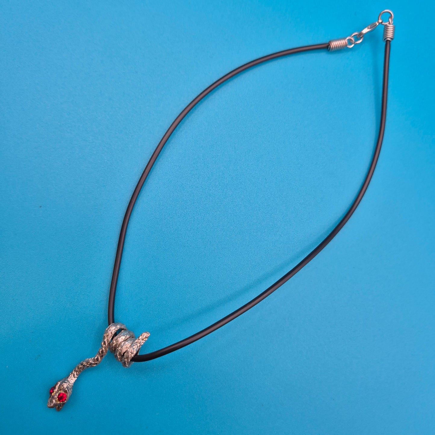 Vintage Schlangen-Halskette mit roten Schmucksteinen Silber-Optik