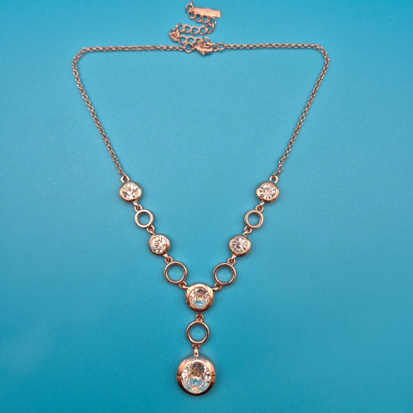 Elegante Y-Kette Roségold-Optik mit funkelnden Zirkonia-Steinen