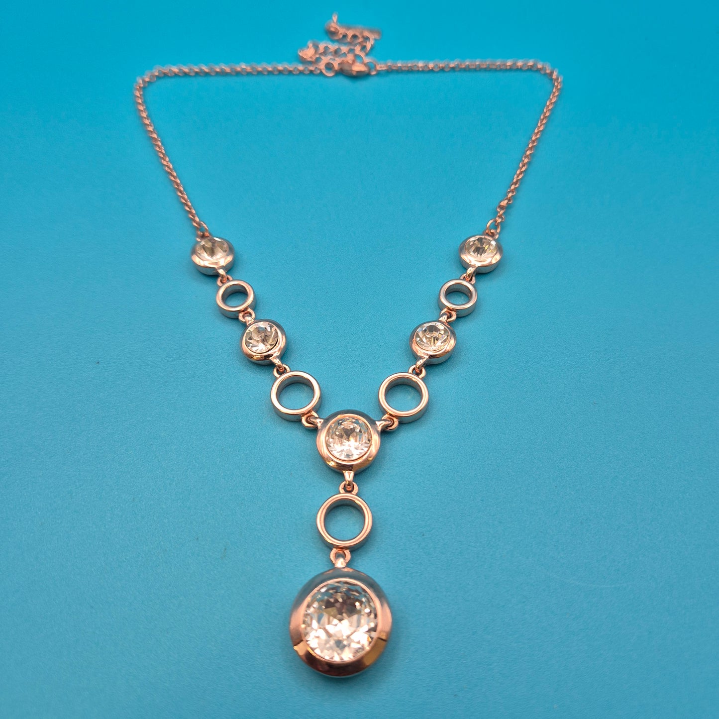 Elegante Y-Kette Roségold-Optik mit funkelnden Zirkonia-Steinen