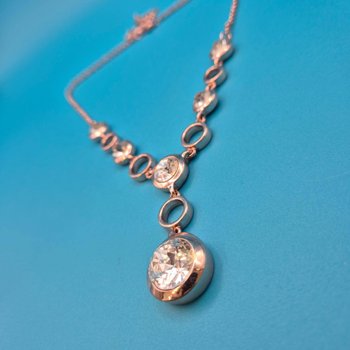 Elegante Y-Kette Roségold-Optik mit funkelnden Zirkonia-Steinen
