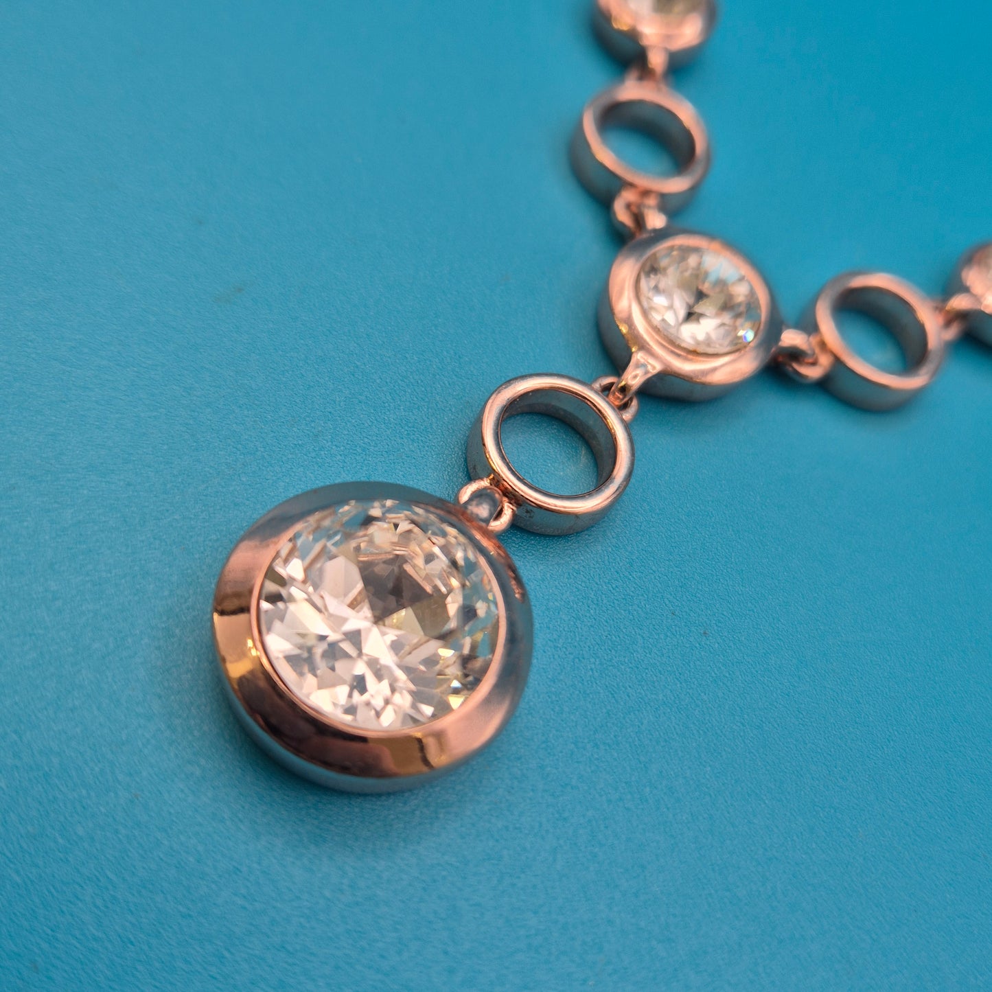 Elegante Y-Kette Roségold-Optik mit funkelnden Zirkonia-Steinen
