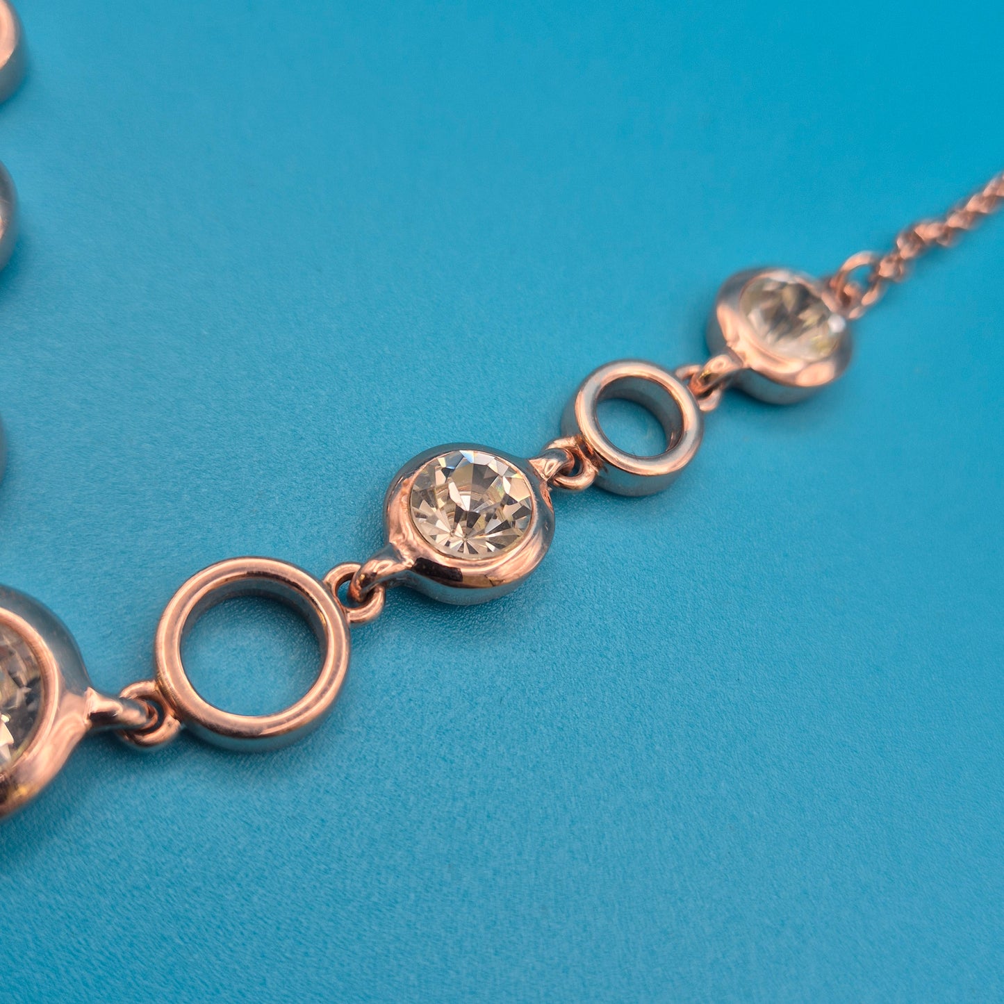 Elegante Y-Kette Roségold-Optik mit funkelnden Zirkonia-Steinen