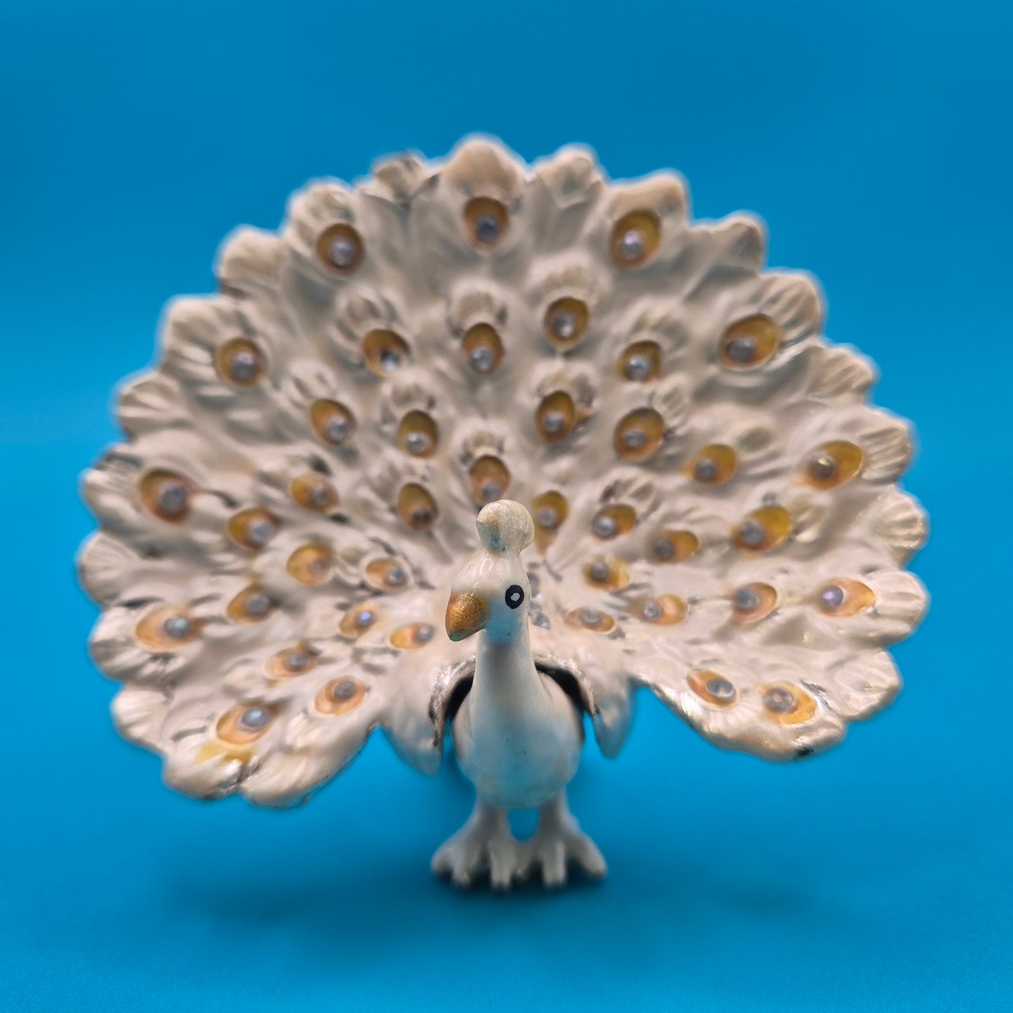 Elegante Vintage Brosche Pfau in Weiß mit Strass-Akzenten
