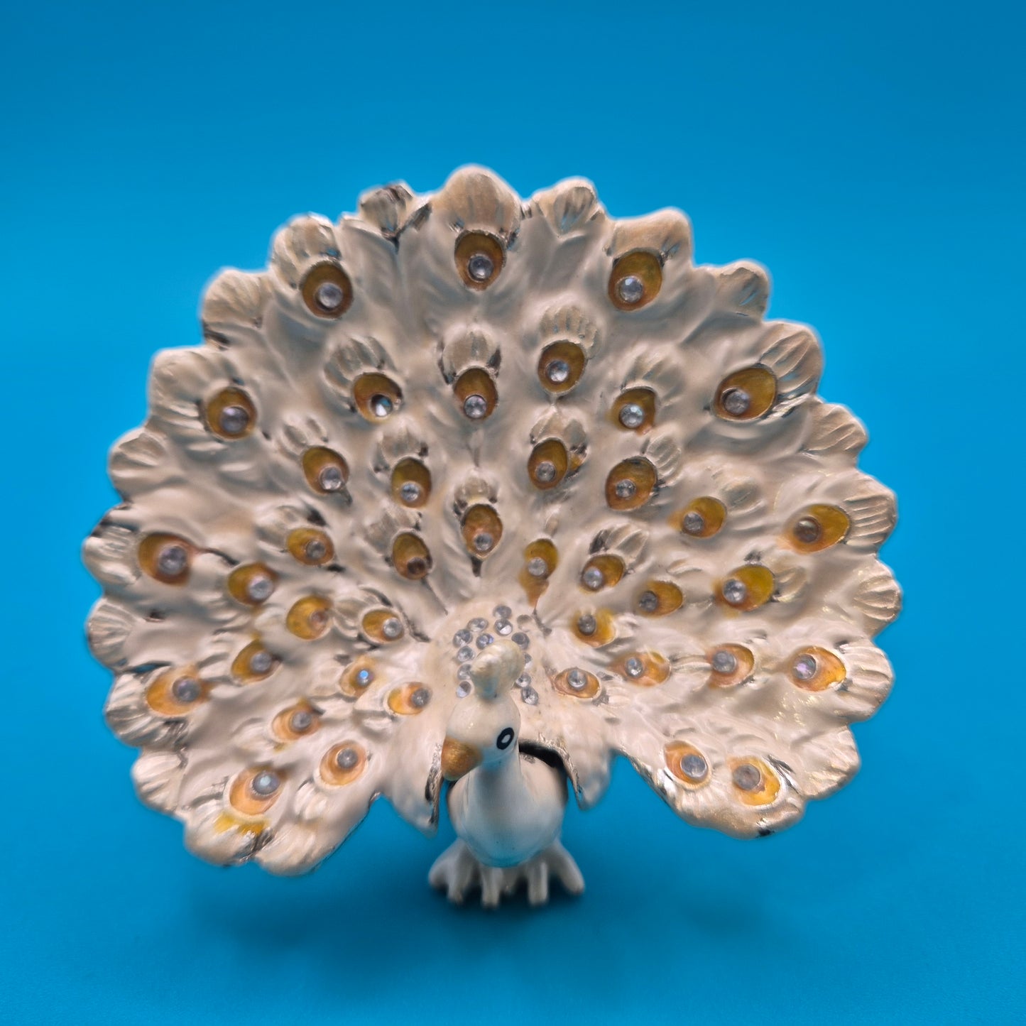 Elegante Vintage Brosche Pfau in Weiß mit Strass-Akzenten