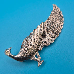 Vintage Pfauen-Brosche in Silber-Optik mit funkelndem Akzentstein