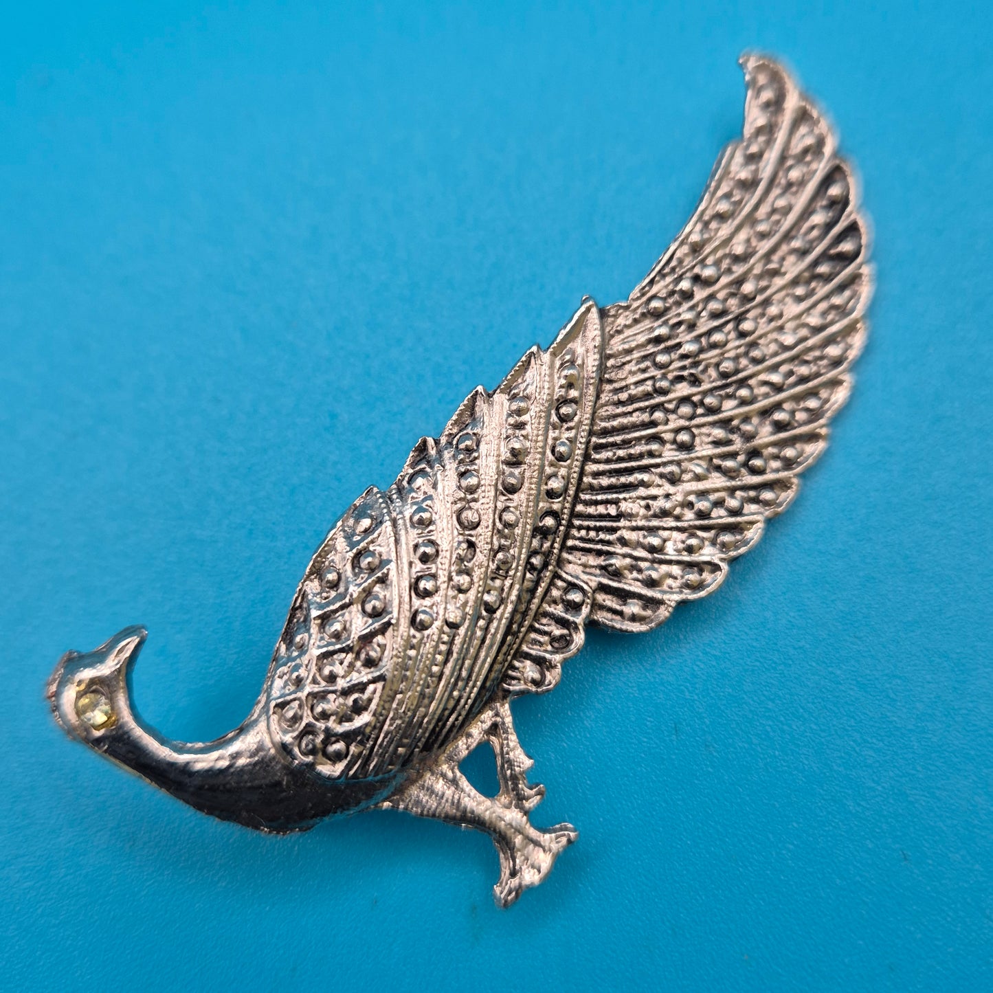 Vintage Pfauen-Brosche in Silber-Optik mit funkelndem Akzentstein