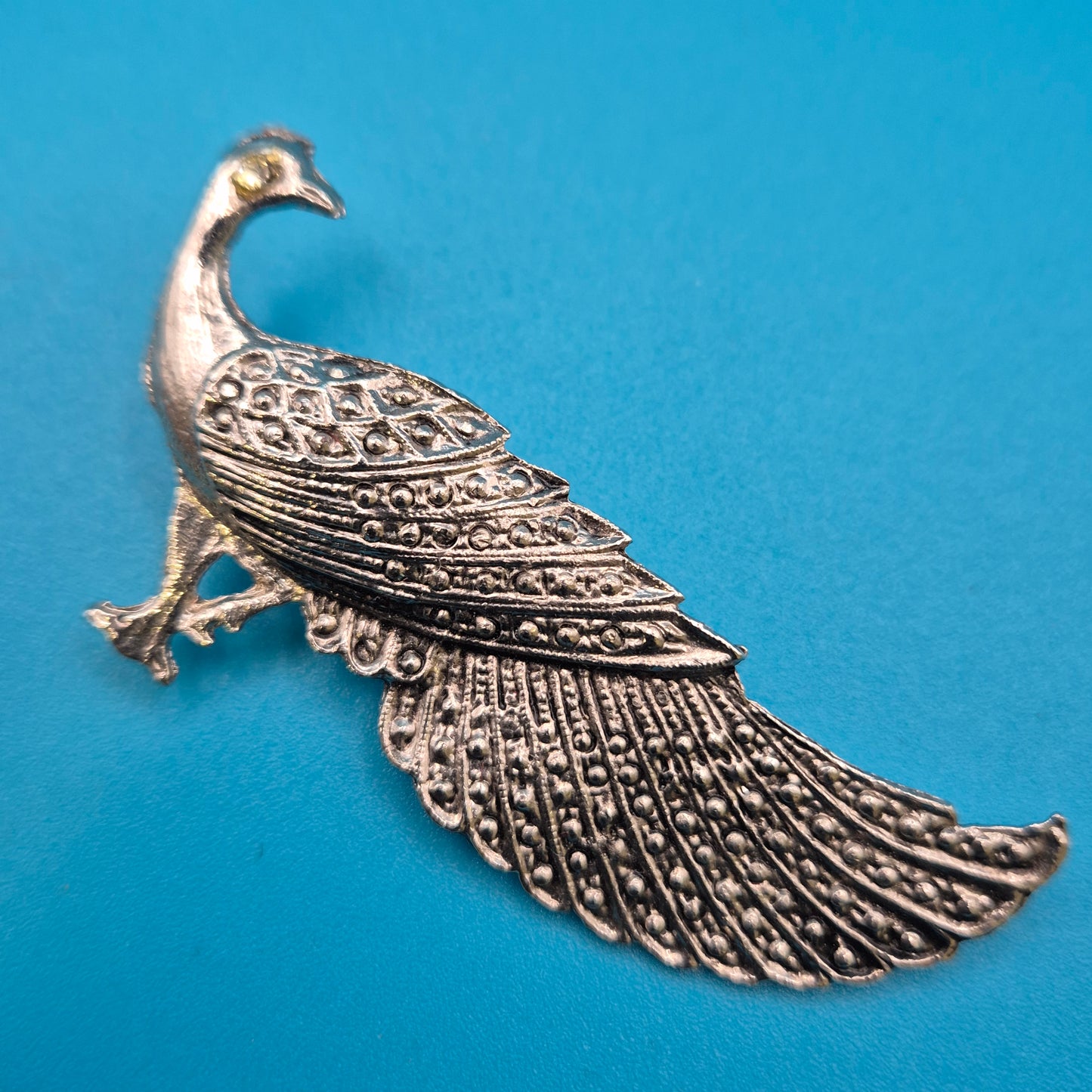Vintage Pfauen-Brosche in Silber-Optik mit funkelndem Akzentstein