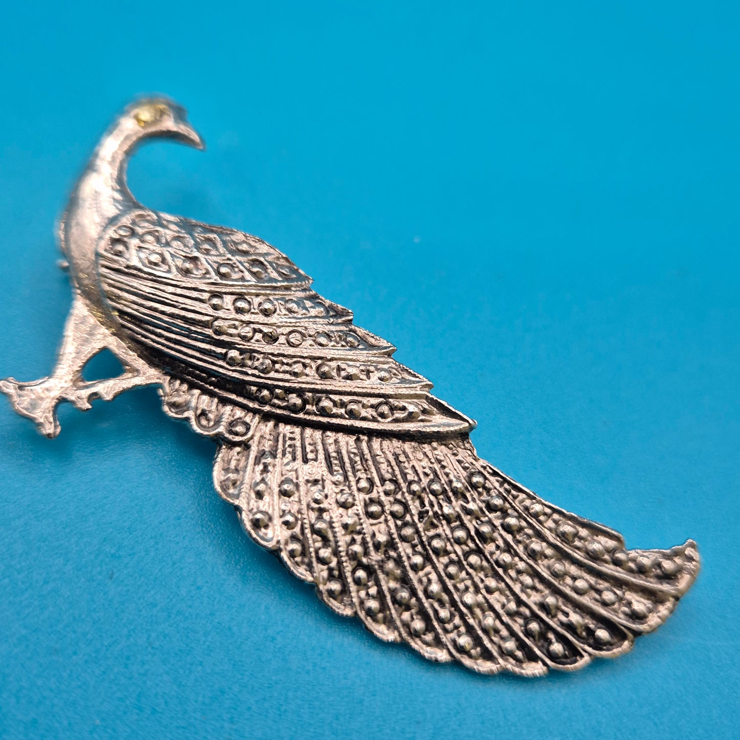 Vintage Pfauen-Brosche in Silber-Optik mit funkelndem Akzentstein