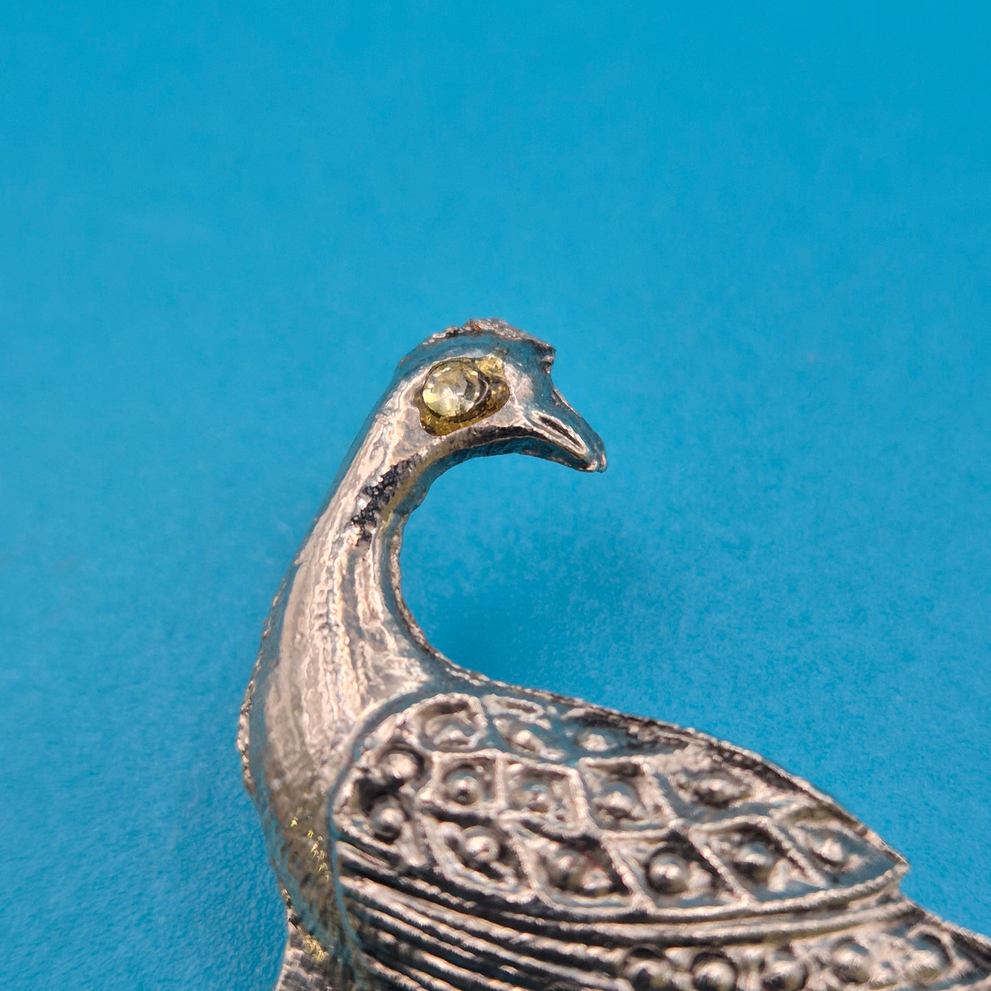 Vintage Pfauen-Brosche in Silber-Optik mit funkelndem Akzentstein
