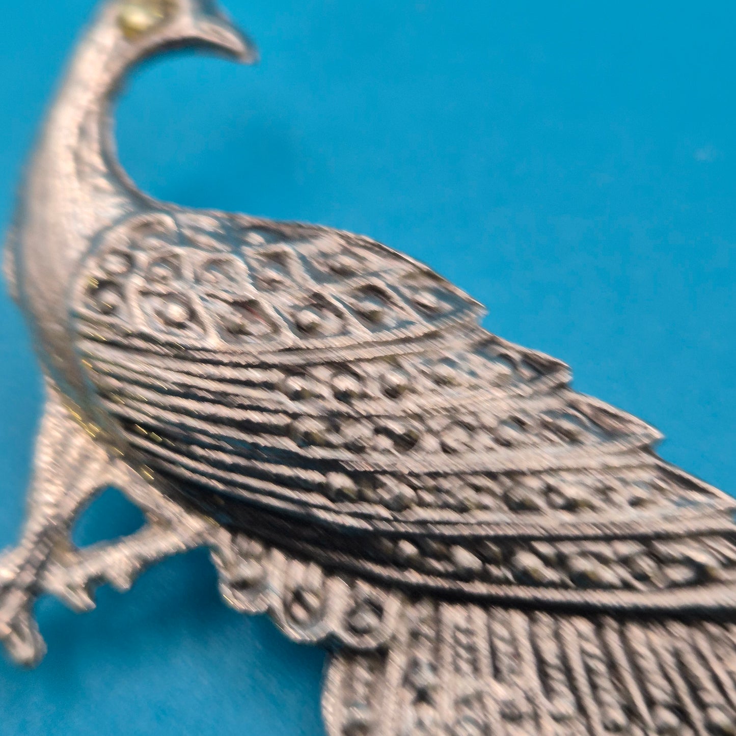 Vintage Pfauen-Brosche in Silber-Optik mit funkelndem Akzentstein