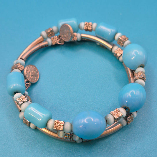 Vintage Wickelarmband in Hellblau mit Charm-Details und goldenen Elementen