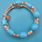 Vintage Wickelarmband in Hellblau mit Charm-Details und goldenen Elementen