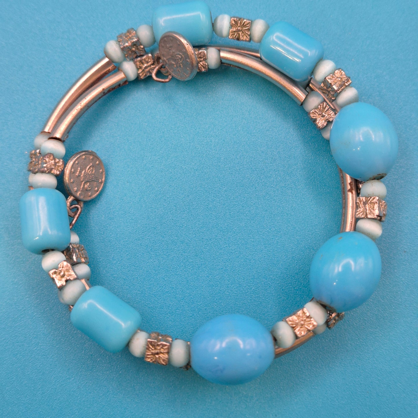 Vintage Wickelarmband in Hellblau mit Charm-Details und goldenen Elementen