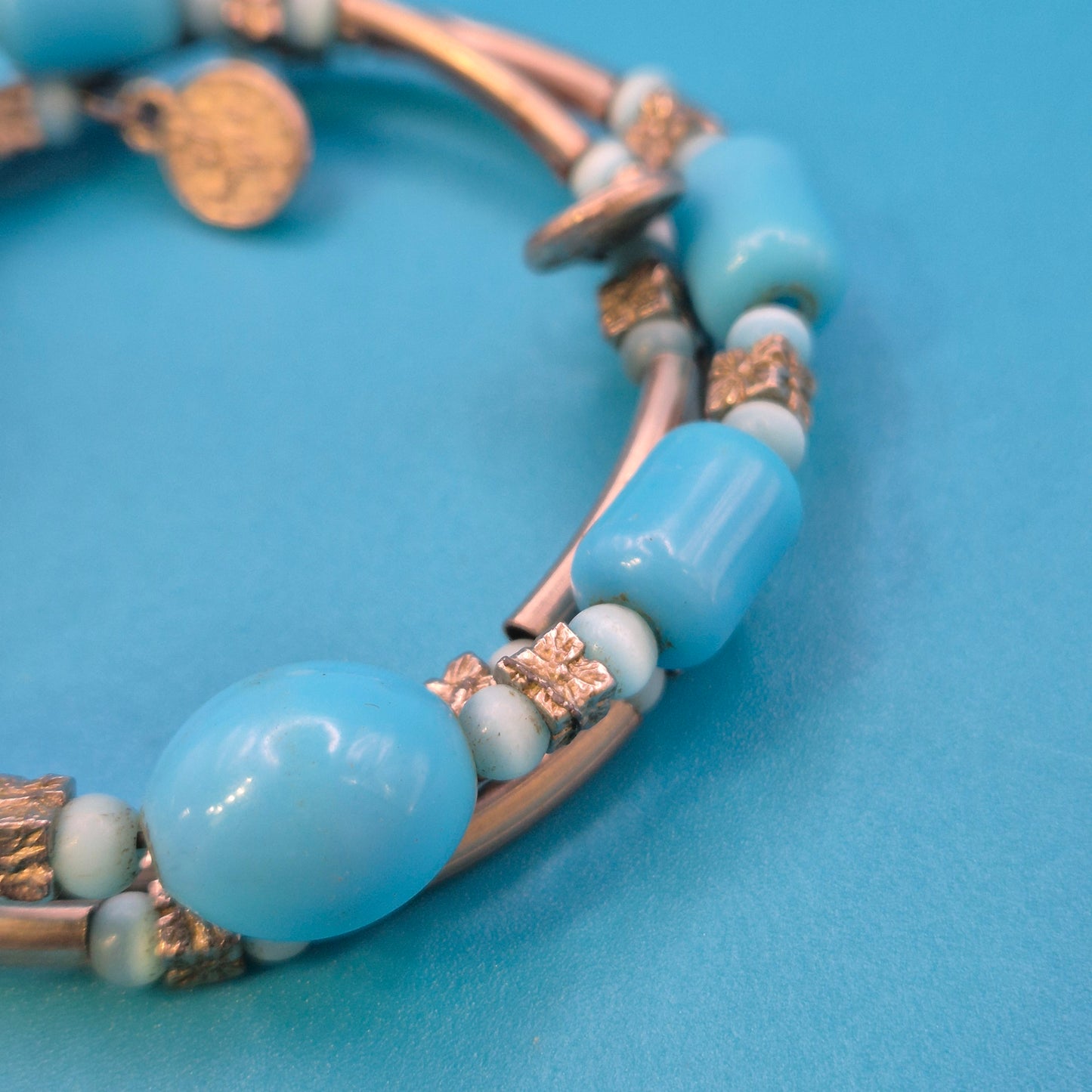 Vintage Wickelarmband in Hellblau mit Charm-Details und goldenen Elementen