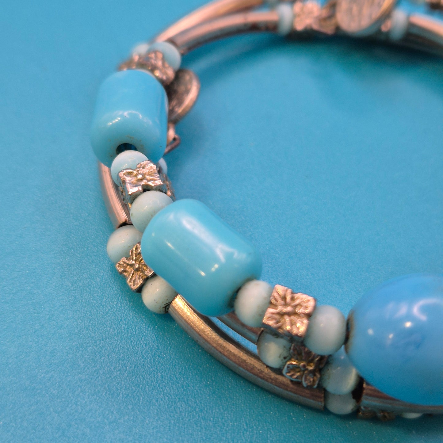 Vintage Wickelarmband in Hellblau mit Charm-Details und goldenen Elementen