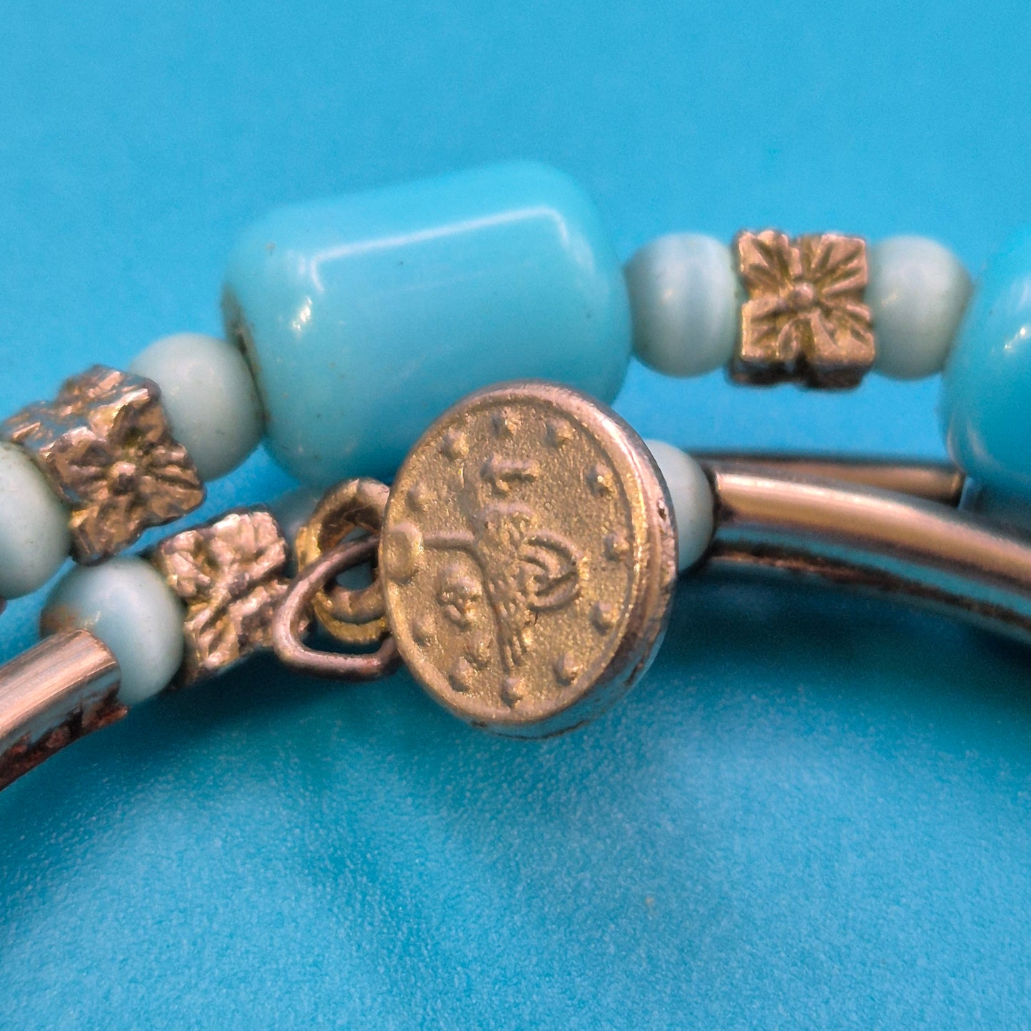 Vintage Wickelarmband in Hellblau mit Charm-Details und goldenen Elementen