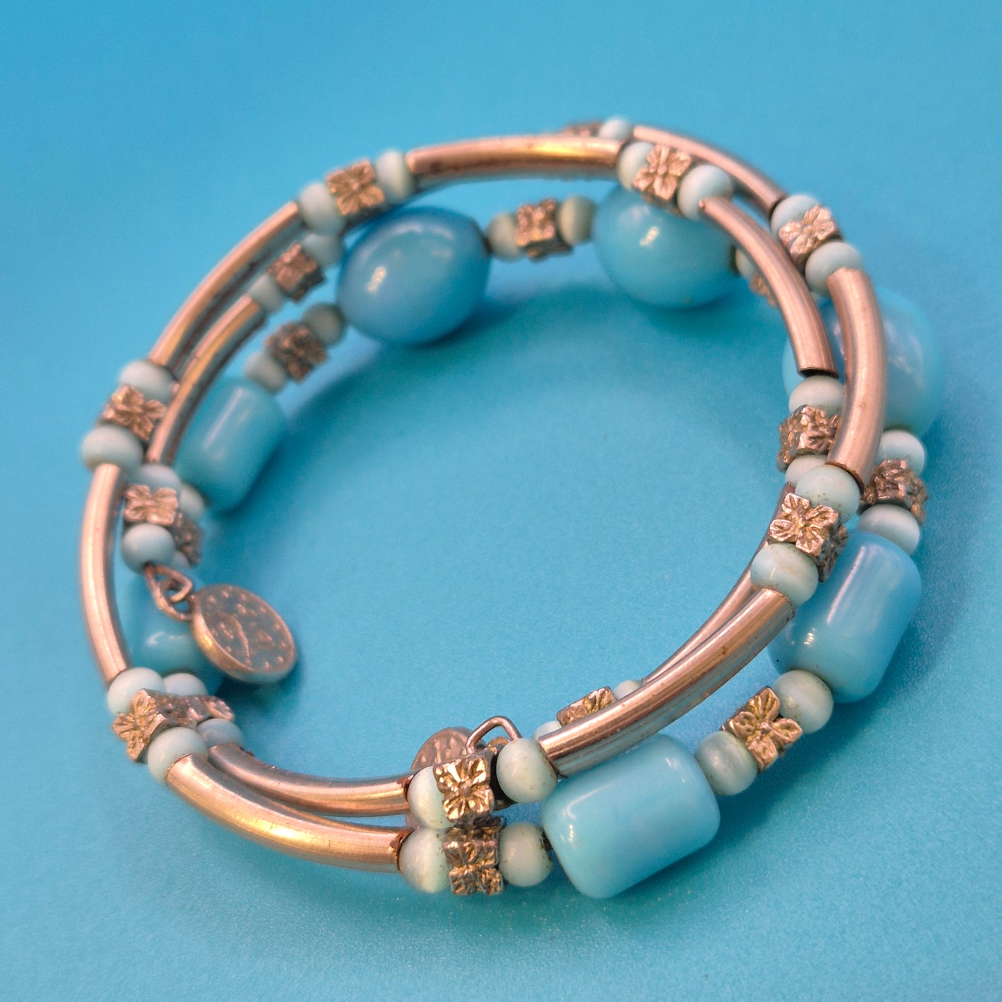 Vintage Wickelarmband in Hellblau mit Charm-Details und goldenen Elementen