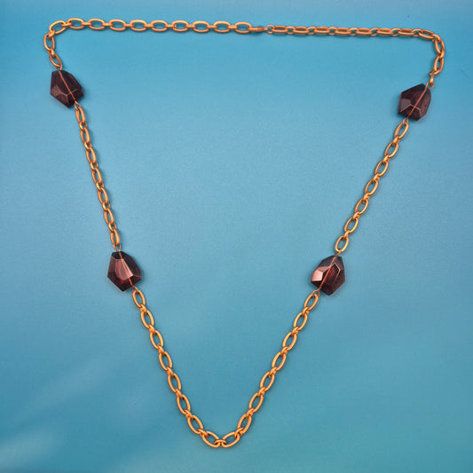 Elegante Vintage Goldfarbene Kette mit facettierten Schmucksteinen