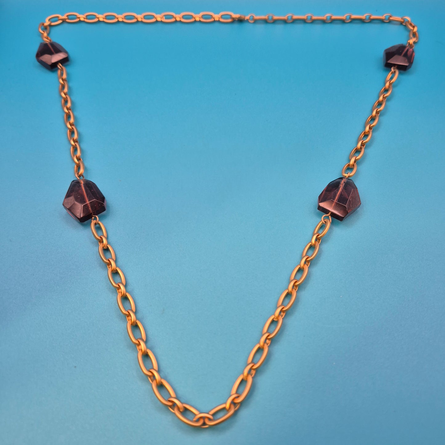 Elegante Vintage Goldfarbene Kette mit facettierten Schmucksteinen