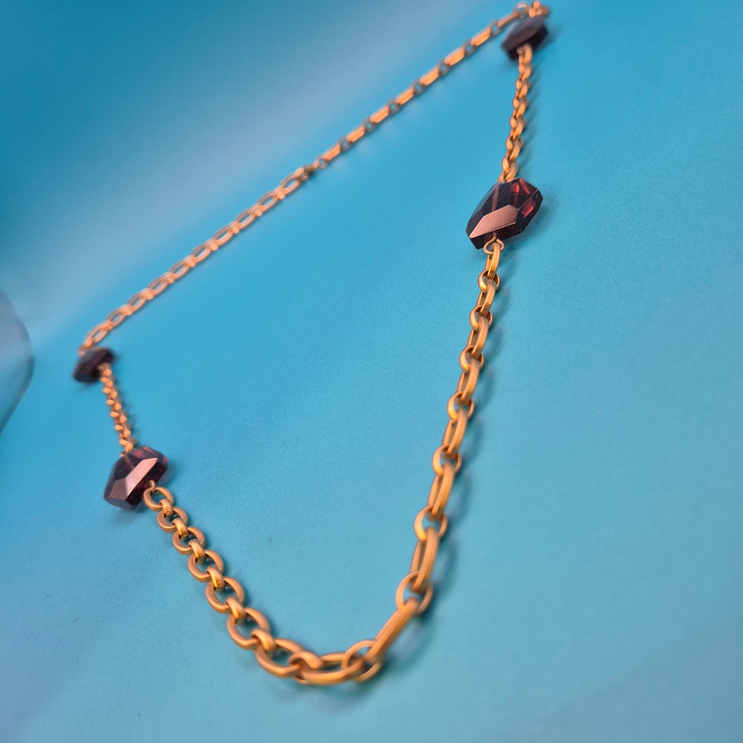 Elegante Vintage Goldfarbene Kette mit facettierten Schmucksteinen