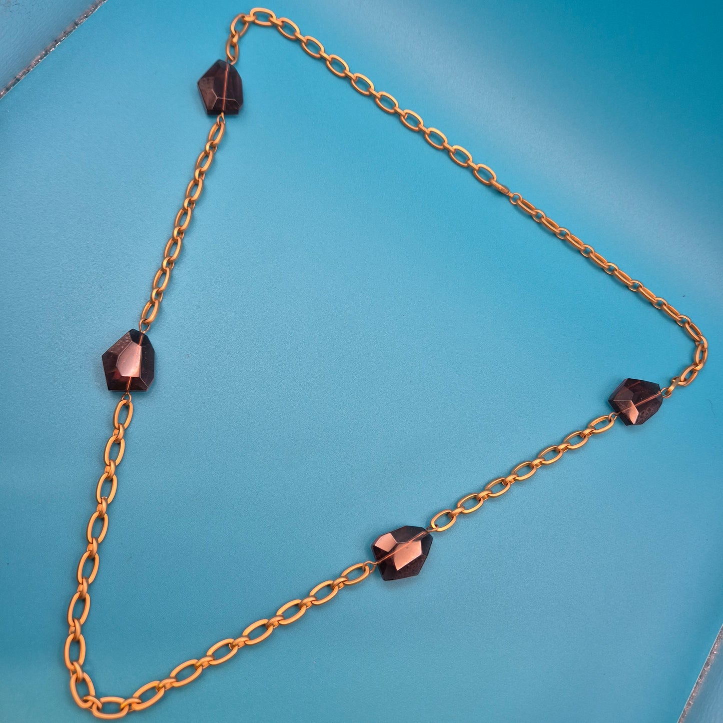 Elegante Vintage Goldfarbene Kette mit facettierten Schmucksteinen