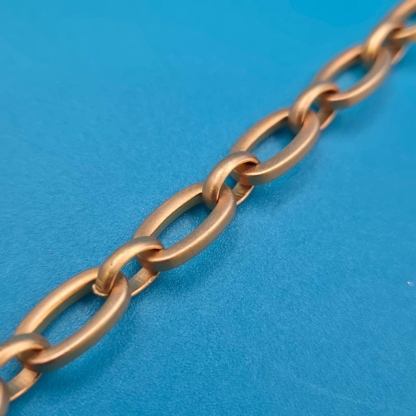 Elegante Vintage Goldfarbene Kette mit facettierten Schmucksteinen
