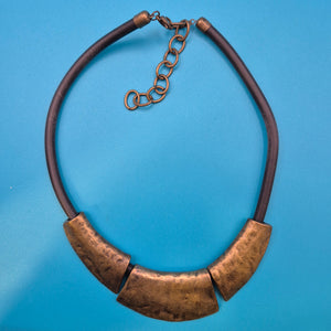 Vintage Statement-Kette mit gehämmerten Messing-Elementen und schwarzem Band