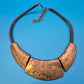 Vintage Statement-Kette mit gehämmerten Messing-Elementen und schwarzem Band
