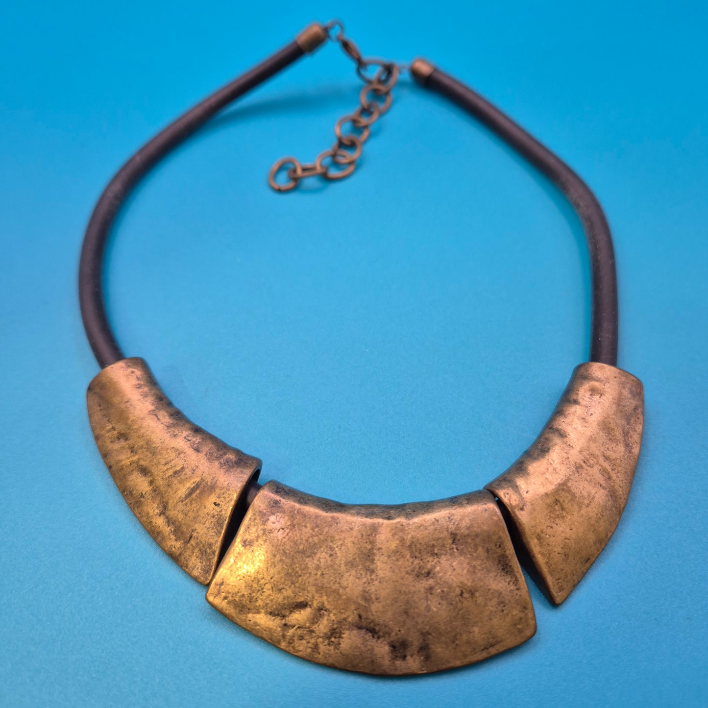 Vintage Statement-Kette mit gehämmerten Messing-Elementen und schwarzem Band