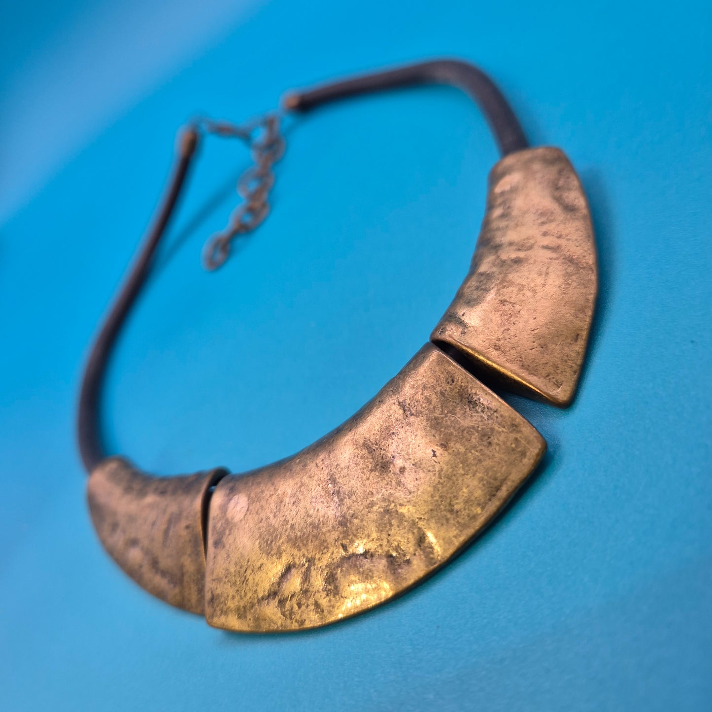 Vintage Statement-Kette mit gehämmerten Messing-Elementen und schwarzem Band