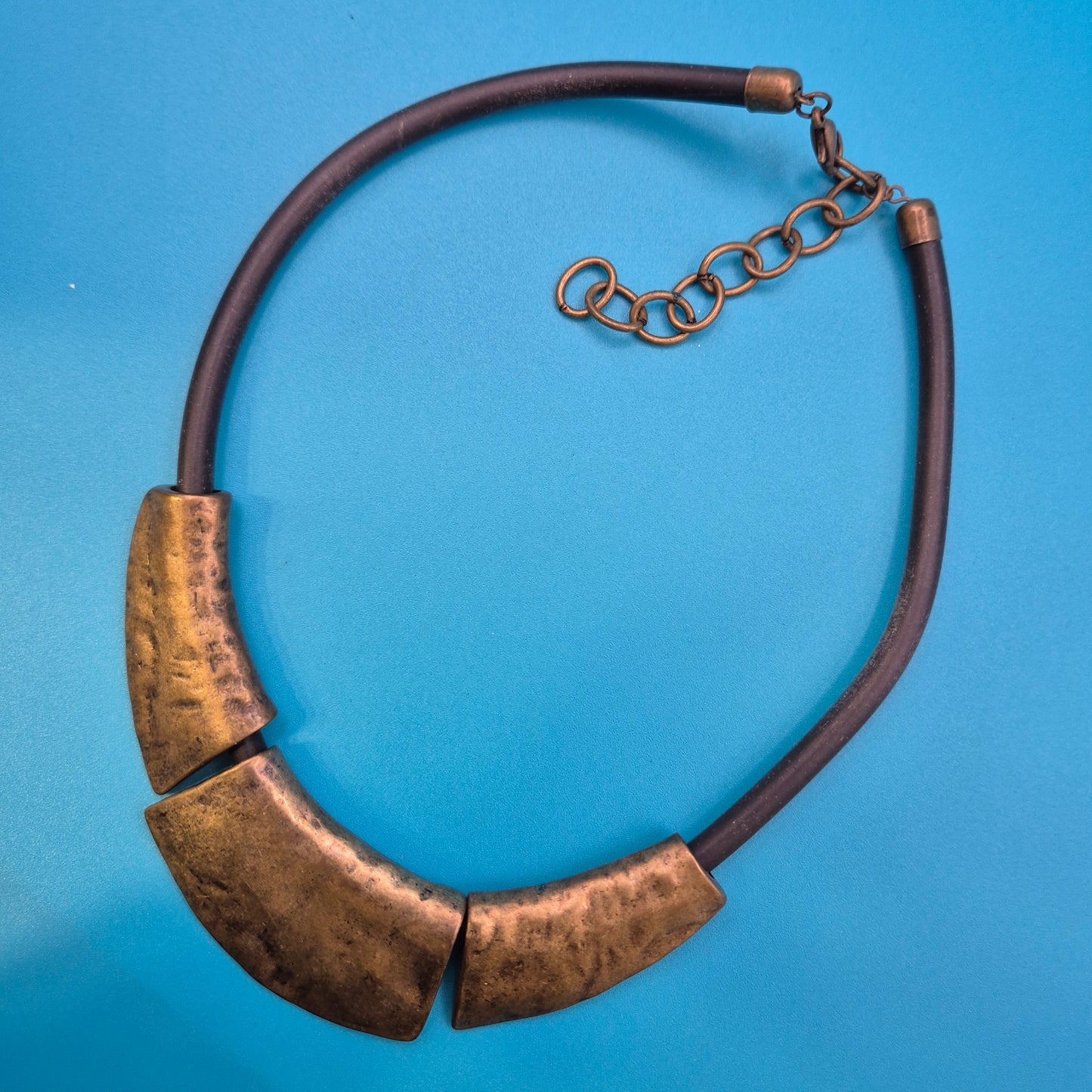 Vintage Statement-Kette mit gehämmerten Messing-Elementen und schwarzem Band
