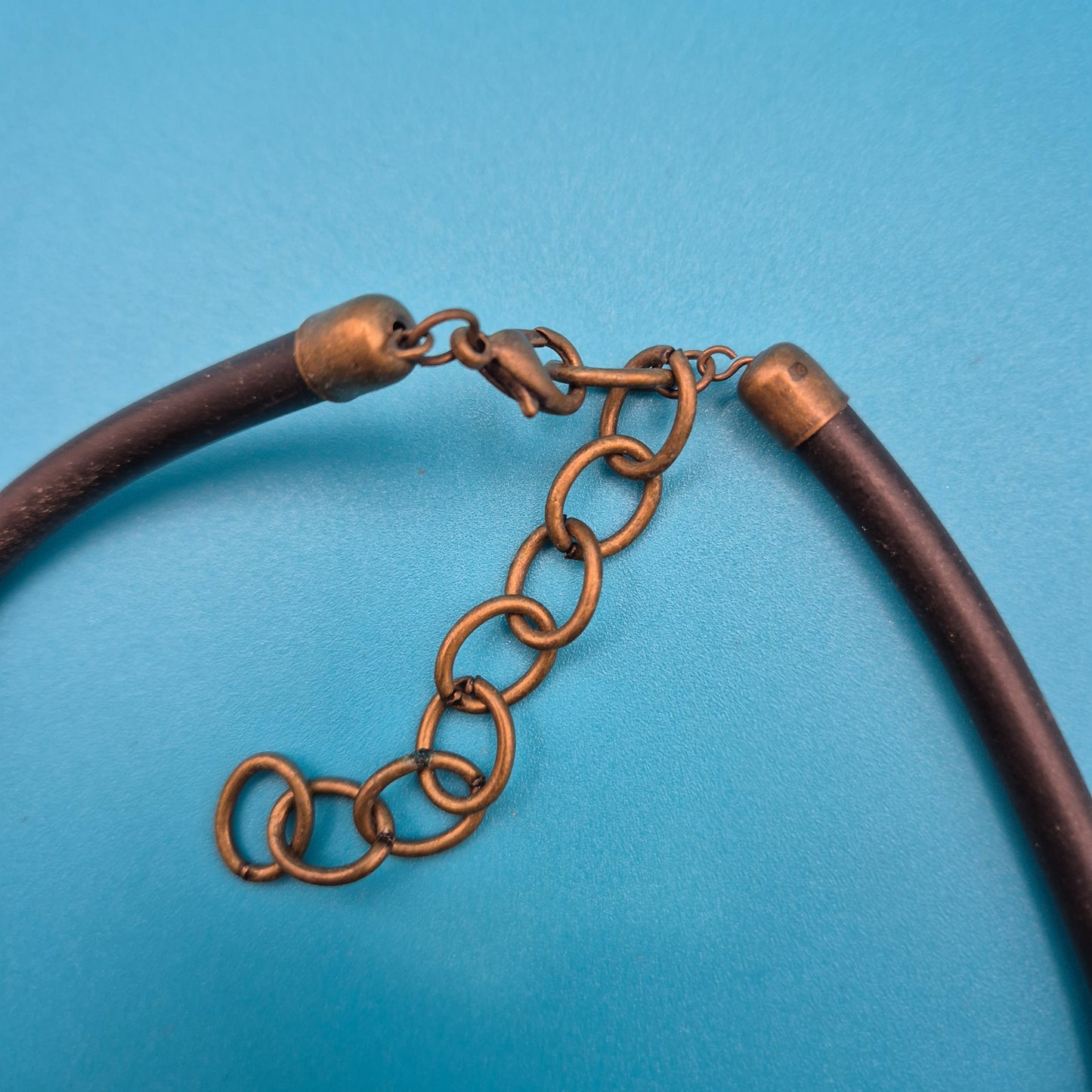 Vintage Statement-Kette mit gehämmerten Messing-Elementen und schwarzem Band