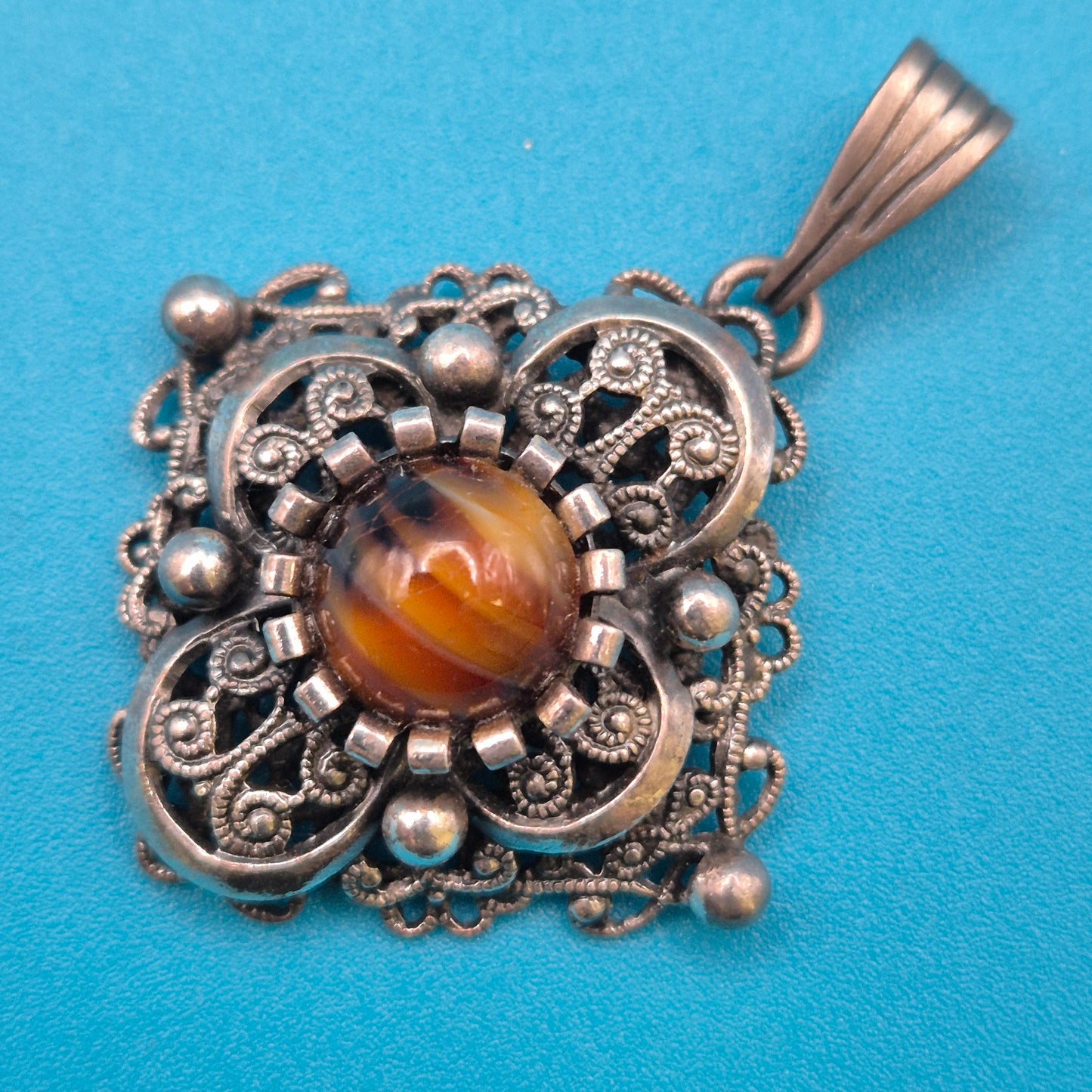 Vintage Silber Filigran Anhänger mit gestreiftem Schmuckstein