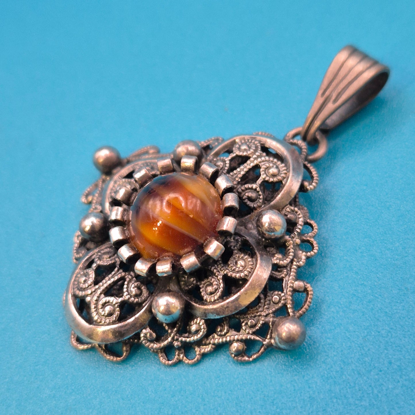 Vintage Silber Filigran Anhänger mit gestreiftem Schmuckstein