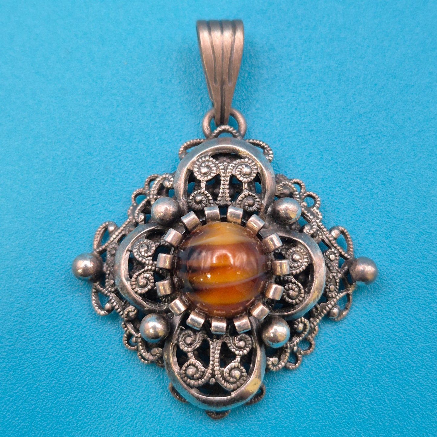 Vintage Silber Filigran Anhänger mit gestreiftem Schmuckstein