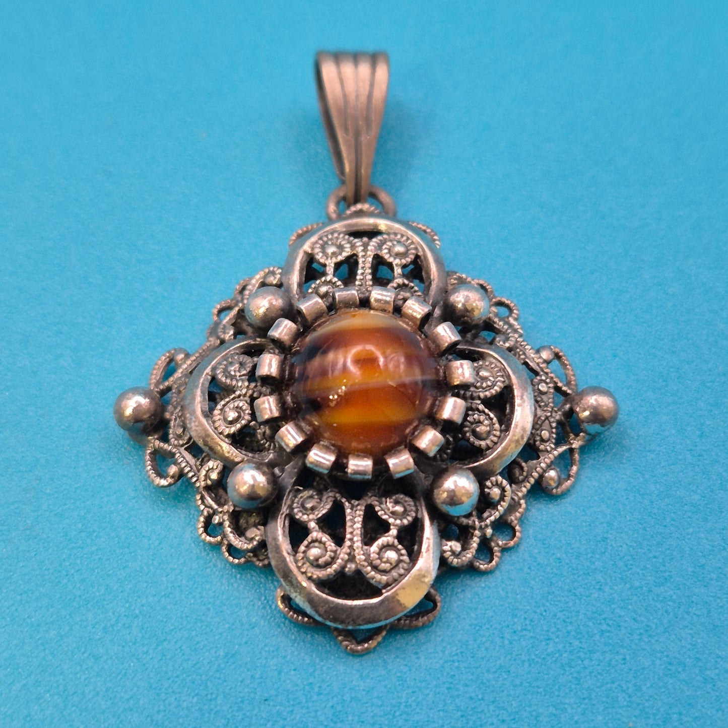 Vintage Silber Filigran Anhänger mit gestreiftem Schmuckstein