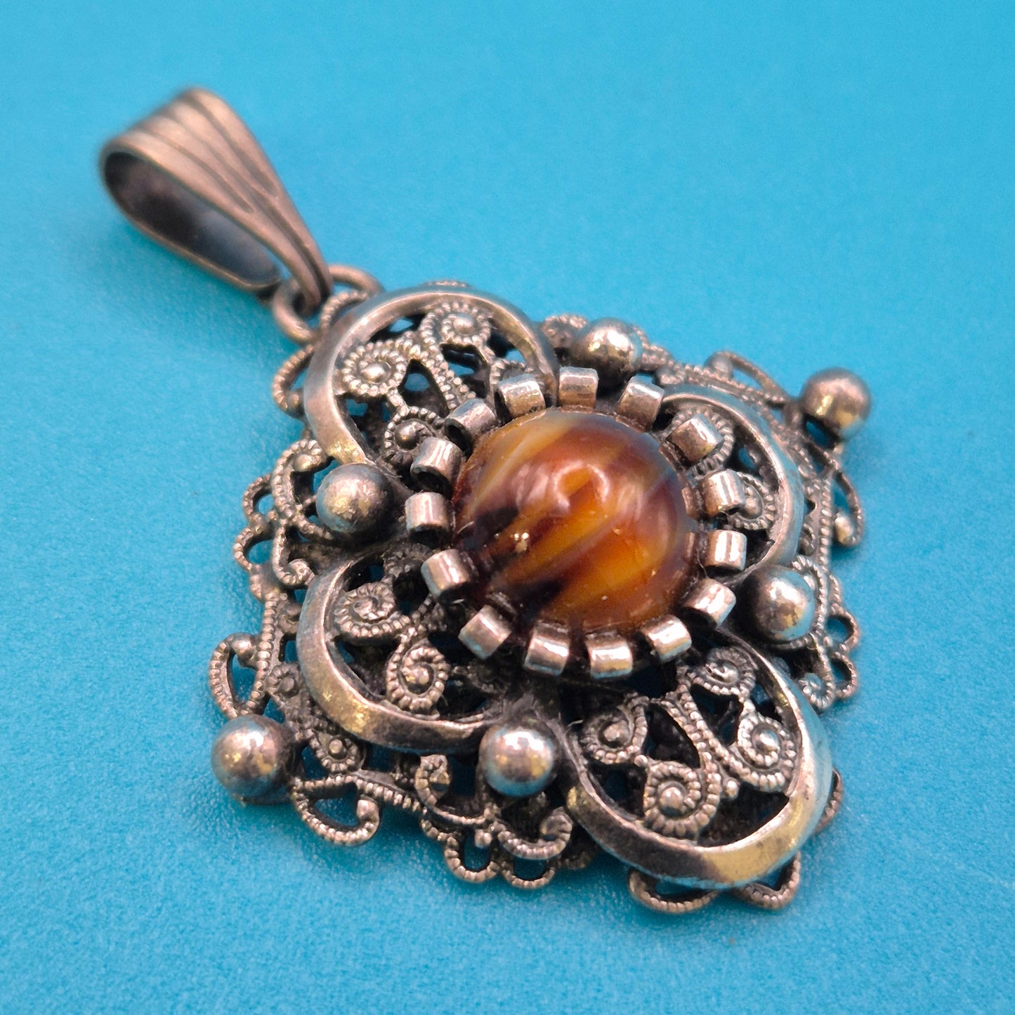 Vintage Silber Filigran Anhänger mit gestreiftem Schmuckstein