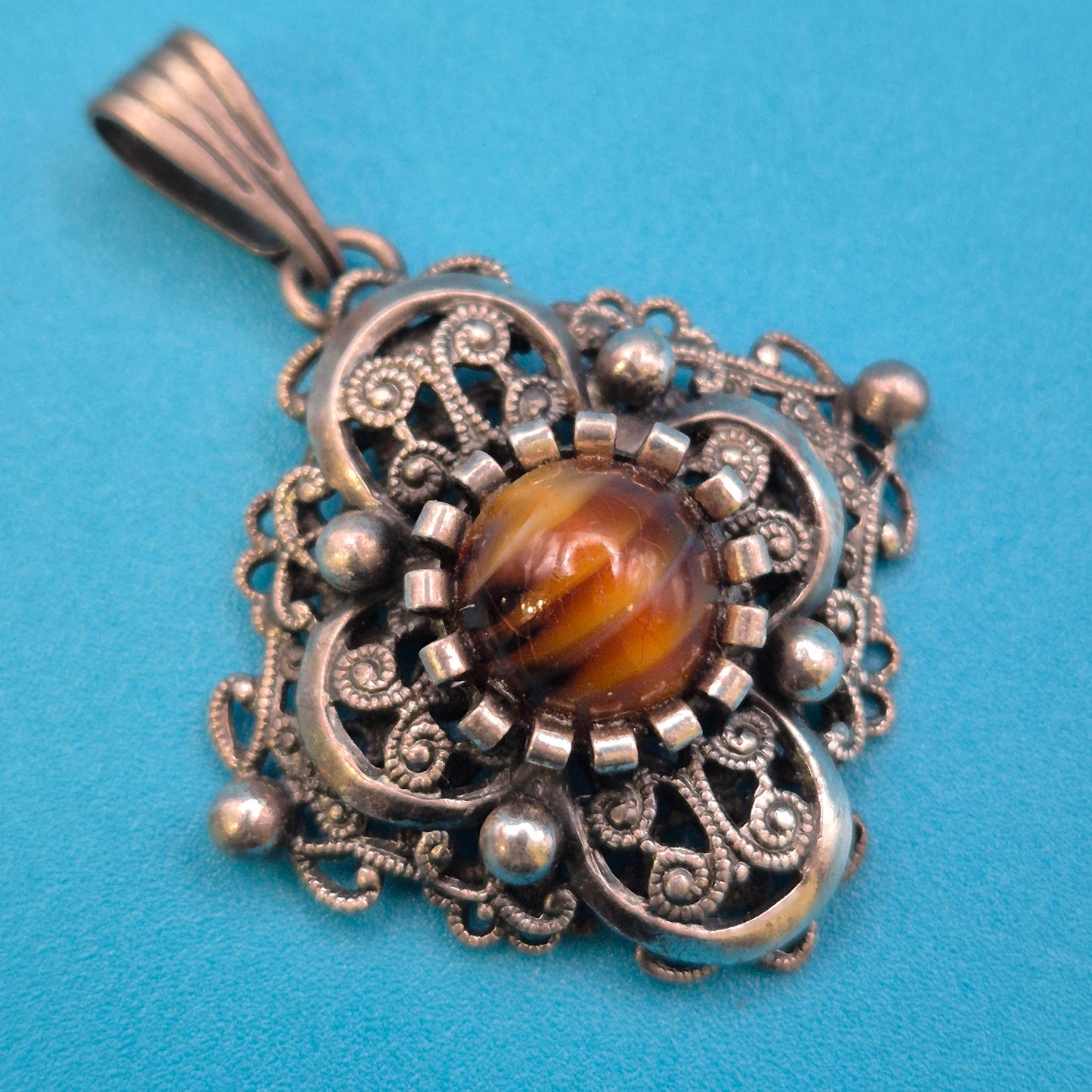Vintage Silber Filigran Anhänger mit gestreiftem Schmuckstein