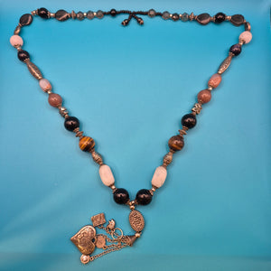 Boho-Kette mit Halbedelsteinen, Charm-Anhängern und verspielten Details