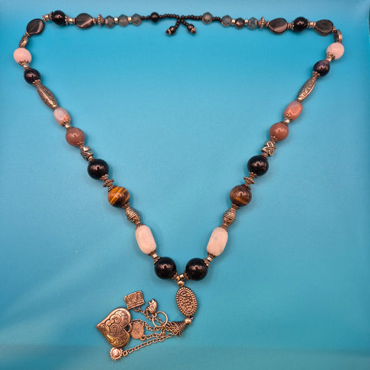 Boho-Kette mit Halbedelsteinen, Charm-Anhängern und verspielten Details